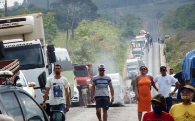 Comunidades de 5 municípios trancam a Transamazônica por liberação de água no Xingu