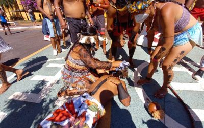 Impedidos de se aproximar do Congresso, indígenas são recebidos com bomba de gás e bala de borracha