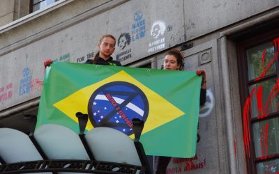 Justiça britânica condena ativistas por protesto na Embaixada do Brasil em 2019