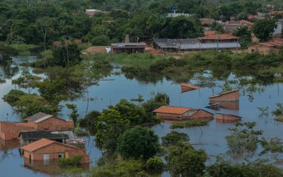 Em Marabá (PA), o nível do rio Tocantins sobe tanto que avança sobre abrigos da Prefeitura
