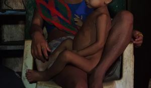 Sem tratamento, crianças Yanomami chegam a expelir vermes pela boca, denuncia a Hutukara